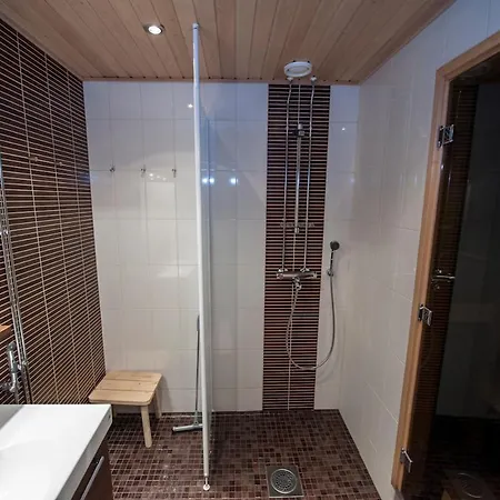 Pikkukarhu 2 Visit *